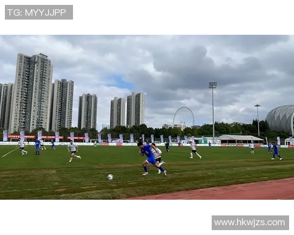 足球明星闪耀舞台展现多才多艺魅力演出引发球迷热烈追捧