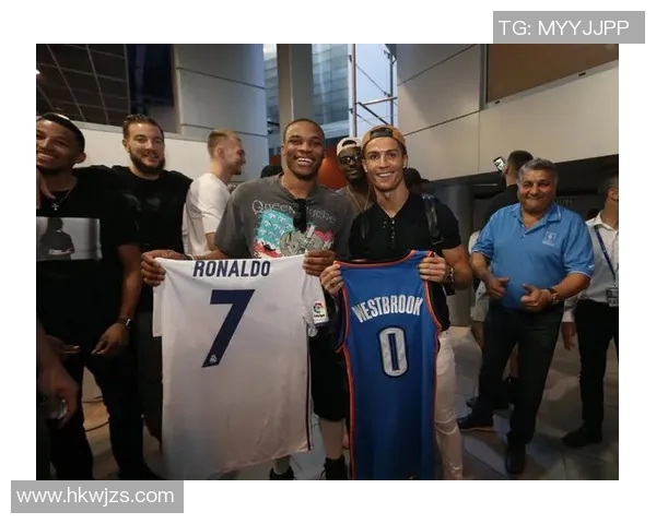 足球明星挑战NBA风格展现跨界运动魅力与精彩瞬间